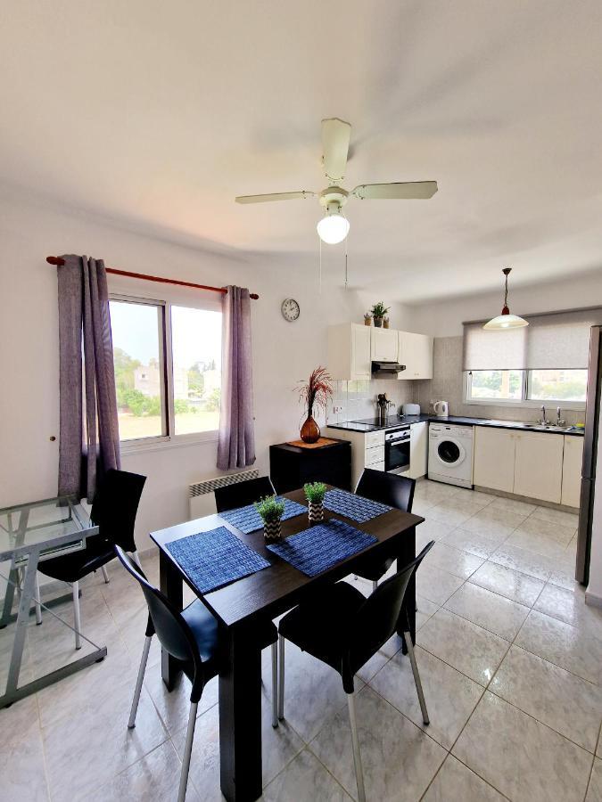 Emma'S Place, 2 Bedroom Apartment With Pool View Paphos Exterior photo